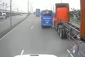 Tạm đình chỉ tài xế xe buýt 'tạt đầu' container ở TP Thủ Đức