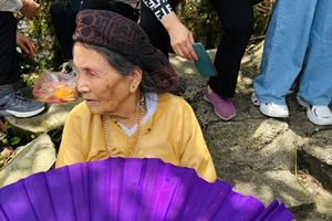 Ảnh: Cụ ông, cụ bà chinh phục chùa Đồng trên đỉnh núi Yên Tử