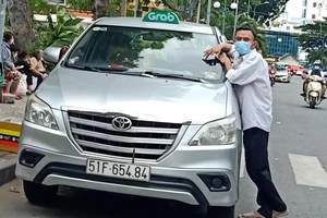 Xe công nghệ 4 bánh chưa đổi biển số vàng vẫn vô tư đón khách