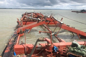 Bắt quả tang một sà lan hút cát trái phép trên biển Cần Giờ 