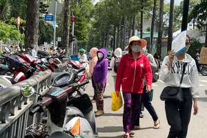 Sở GTVT yêu cầu dẹp, các bãi giữ xe ở TP.HCM vẫn chiếm trọn vỉa hè