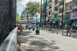 Các bãi giữ xe vỉa hè ở TP.HCM vẫn bao quanh các bệnh viện