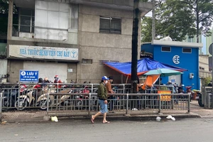 Vẫn còn nhiều bãi giữ xe 'ôm trọn' vỉa hè ở TP.HCM