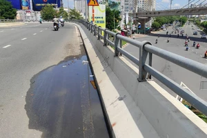 Cấm lưu thông dưới dạ cầu Nguyễn Hữu Cảnh để kiểm định