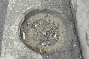 Sau cầu Thủ Thiêm 2, đến lượt nắp chắn rác trên cầu vượt Nguyễn Hữu Cảnh bị mất