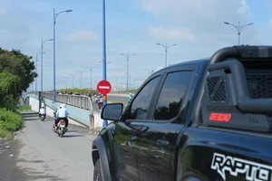 Ô tô vẫn thản nhiên đi ngược chiều khu vực dạ cầu Rạch Chiếc, TP Thủ Đức