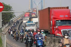 Đề xuất giảm 1 số loại phí hạ tầng cảng biển ở TP.HCM