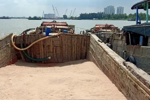 Bắt quả tang 2 ghe gỗ khai thác cát trái phép ở Nhà Bè, TP.HCM