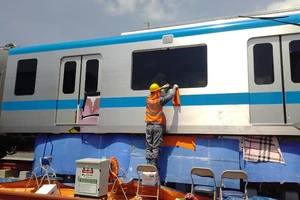 Hình ảnh tàu metro số 1 sau khi tẩy xóa vết vẽ bậy