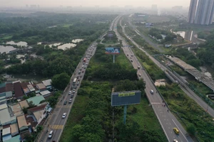 Rà soát lại các trụ quảng cáo ở TP.HCM