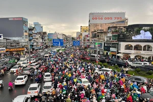 TP.HCM: Sau mưa lớn, nhiều tuyến đường kẹt xe nghiêm trọng