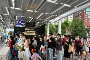 Muốn gửi xe ở khu vực bến Bạch Đằng, phải mua vé đi buýt sông