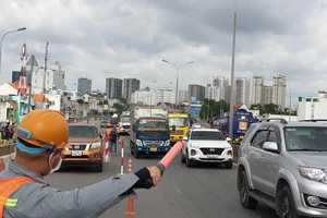 Ngày sửa chữa đầu tiên, trên cầu Phú Mỹ đã bắt đầu kẹt