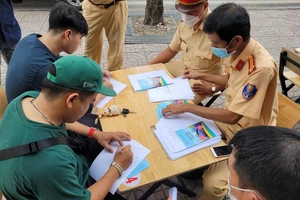 Ý kiến khác nhau về việc CSGT đề nghị chủ quán báo tin khách say xỉn 