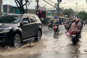 Một tuyến đường ở TP Thủ Đức ngập nước, hư hỏng nặng