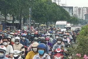 Đầu tuần kẹt xe, người dân mướt mồ hôi qua các lô cốt