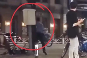 Đang tìm người mặc đồ bảo vệ ném xe đạp công cộng ở bến Bạch Đằng