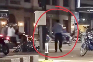 Xe đạp công cộng ở TP.HCM bị một bảo vệ ném xuống lòng đường