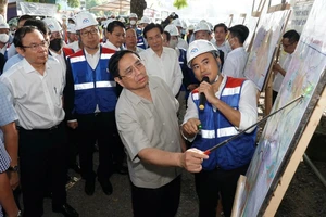 Thủ tướng Chính phủ Phạm Minh Chính thị sát tuyến metro số 1