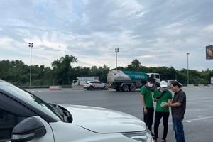 Xe đang ở TP.HCM bỗng nhiên bị trừ tiền ở 2 trạm thu phí tỉnh khác