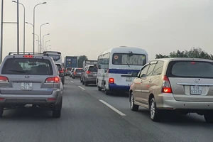 Cuối tuần, phà Cát Lái và cao tốc TP.HCM - Long Thành - Dầu Giây ùn ứ