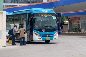 Ảnh: Nhiều xe đón khách tại cây xăng, bắt khách dọc đường ở TP.HCM