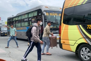 Cấm xe khách vào trung tâm TP: Nên làm và có lộ trình từng bước