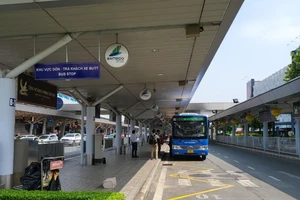 Đề xuất làm bãi xe buýt gần sân bay Tân Sơn Nhất để đón khách 