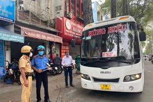 Thanh tra giao thông TP.HCM xử lý nghiêm tình trạng nhồi nhét, đón trả khách sai quy định