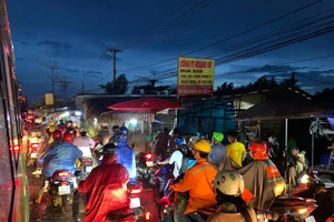 Đang kẹt xe kéo dài trên cầu Tăng Long, đường Lã Xuân Oai, TP Thủ Đức