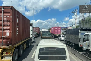 Đang kẹt xe ở Quốc lộ 1, quận 12