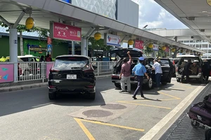 Thanh tra giao thông làm điều tiết viên bất đắc dĩ ở sân bay Tân Sơn Nhất