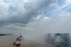 Hàng trăm người diễn tập ứng cứu cho tàu 25.000 tấn gần cảng Cát Lái