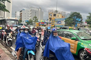 1 số tuyến đường ở TP.HCM bị ùn ứ phương tiện do mưa diện rộng