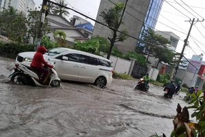 Sau cơn mưa đường Lò Lu, Thủ Đức lại ngập sâu