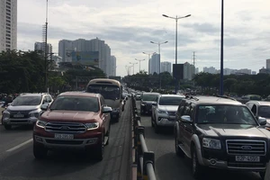 5 xe ô tô va chạm liên hoàn trên cầu Sài Gòn, giao thông ùn ứ