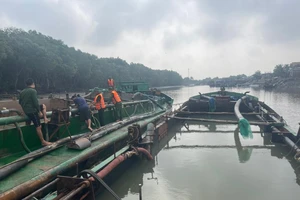 Bộ đội Biên phòng TP.HCM phát hiện 3 sà lan khai thác cát trái phép