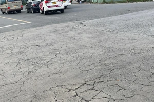 Mặt đường nút giao Nguyễn Văn Linh - Nguyễn Hữu Thọ xuất hiện vết nứt