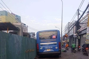 'Lô cốt' cồng kềnh trên Đường Võ Văn Ngân các phương tiện chật vật di chuyển