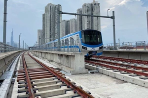 Tàu metro số 1 đã về ga Bình Thái, sẵn sàng chạy thử nghiệm đoạn trên cao