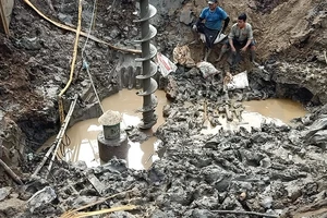 Từ vụ bé trai rơi vào ống trụ bê tông sâu 35 m, nói về yêu cầu an toàn trong thi công 