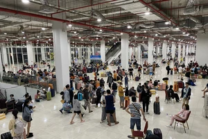 Bến xe Miền Đông mới và sân bay Tân Sơn Nhất nhộn nhịp khách về quê đón tết