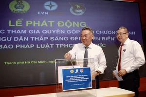 Điện lực TP.HCM đồng hành với Pháp Luật TP.HCM "Cùng ngư dân thắp sáng đèn trên biển"