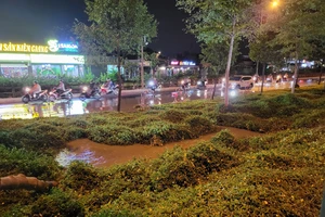 Bể ống nước trên đường Kha Vạn Cân, nguy cơ cúp nước 4 quận