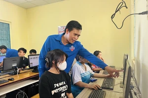 Thanh niên Điện lực TP.HCM 'thắp sáng ước mơ tri thức số'