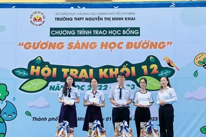 Điện lực TP.HCM tiếp tục bảo trợ học sinh có hoàn cảnh khó khăn 