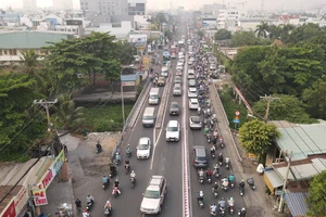 Quốc lộ 13 ùn ứ, chờ ngày được mở rộng