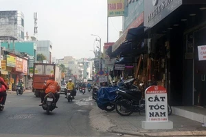 Xử lý ngay biển quảng cáo 'nhái' cột mốc ở TP.HCM