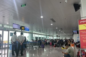 Khách di chuyển qua sân bay Tân Sơn Nhất và đường bộ tăng cao