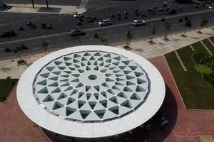 Tháo gỡ hàng rào ở Bến Thành, lộ diện giếng trời khổng lồ